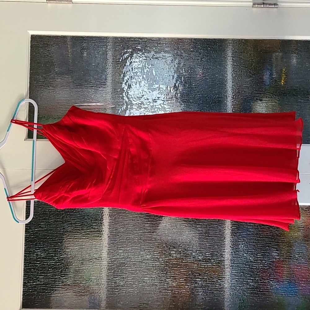 B2 red dress